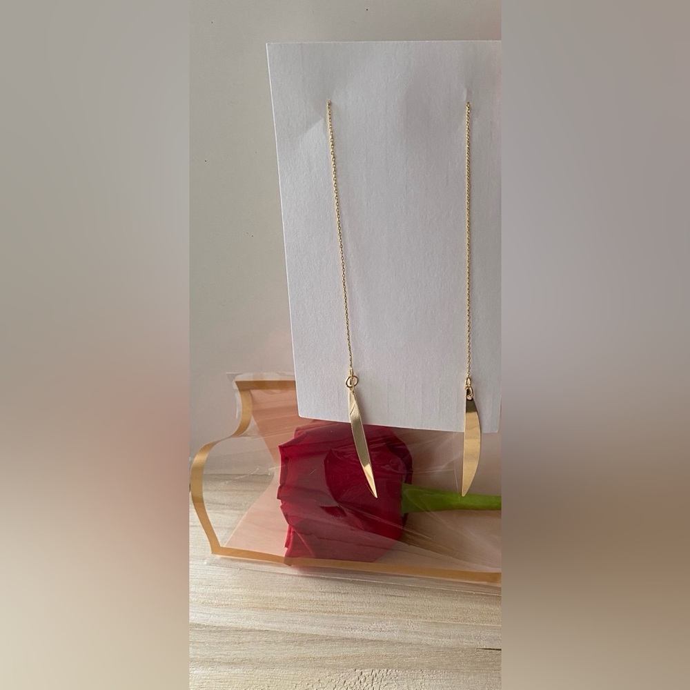 Elegant Gold Pendant Necklace